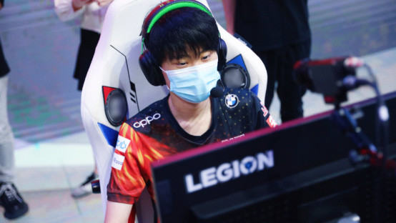 的球迷通过 的球迷通过