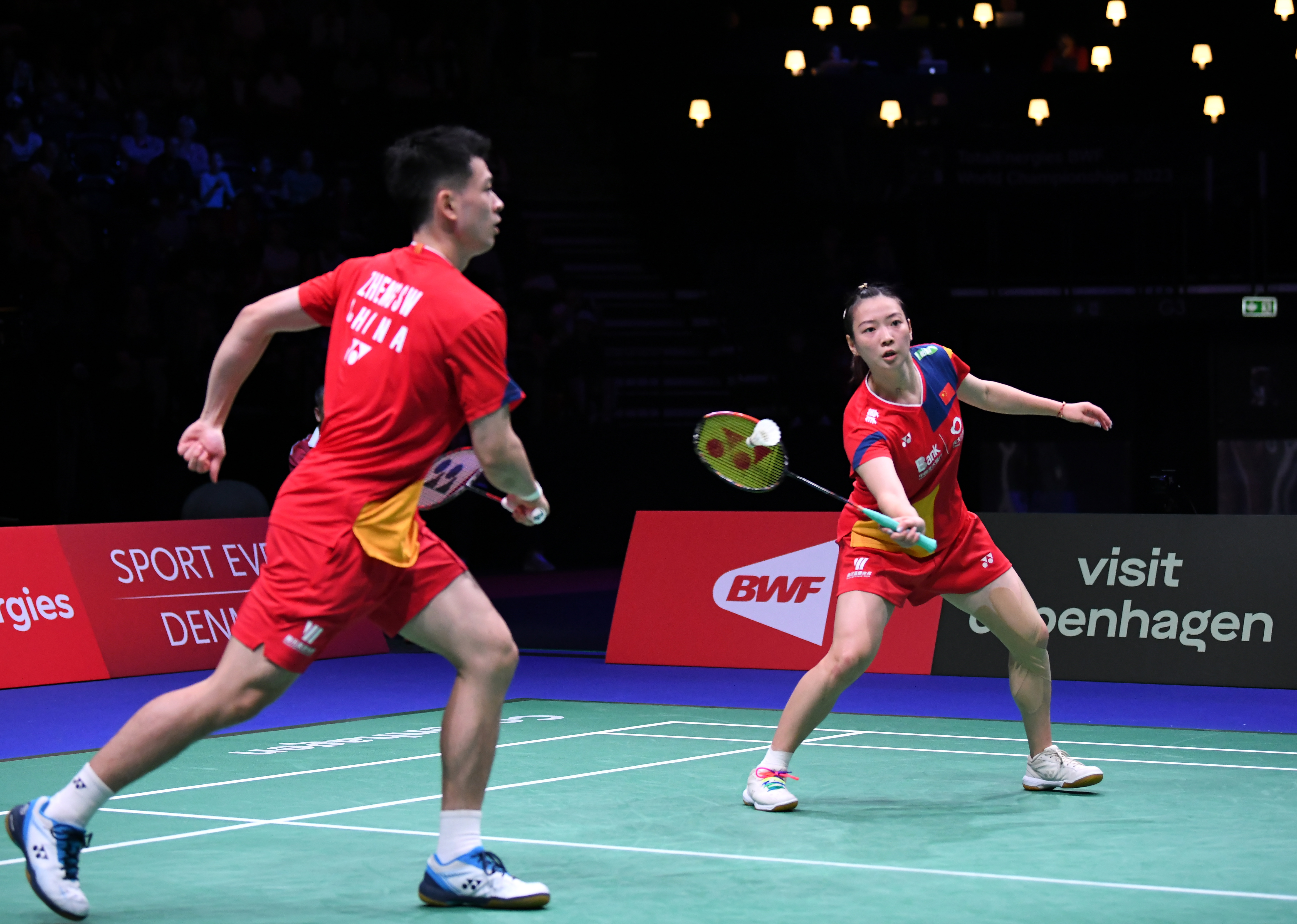 一名来自国 一名来自国